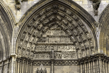 Bild: Tympanon an der Ostfassade der Cathédrale Notre-Dame de Bayeux in Bayeux