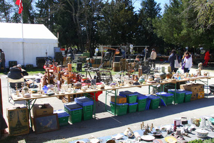 Bild: Antiquitätenmarkt in L´Isle sur la Sorgue