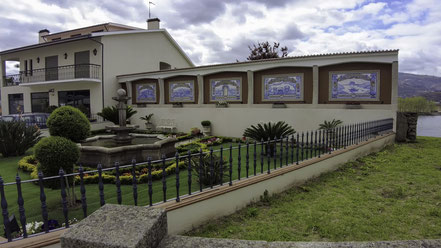Bild: Haus in Regua mit gepflegtem Garten und Azulejos-Tafeln