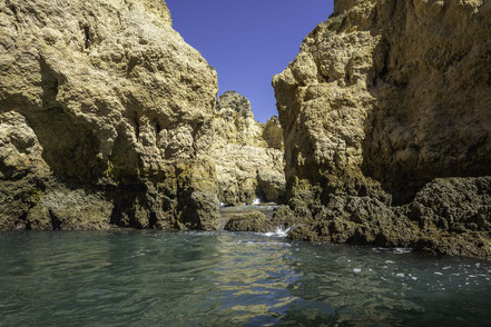 Bild: Bootstour zu der Felsenküste bei Lagos an der Algarve  