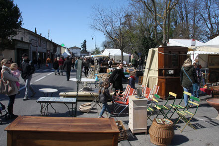 Bild: Antiquitätenmarkt in L´Isle sur la Sorgue