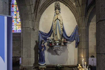 Bild: Statuen in der Èglise Saint-Léonard