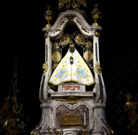 Bild: schwarze Madonna in der Cathédrale Notre-Dame de l’Annonciation in Le Puy-en-Velay 