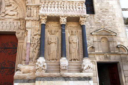 Bild: Das Portal der Église St.-Trophime in Arles 