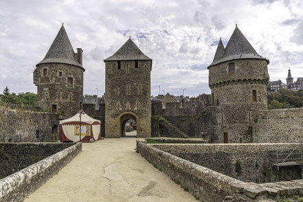 Bild: Im Château de Fougères Rückblick auf die Eingangspfortein Fougères