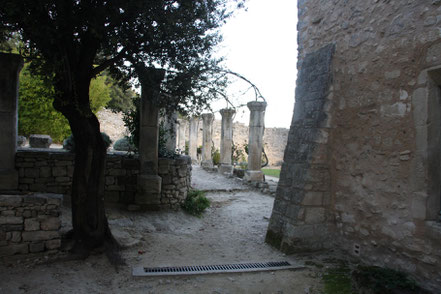 Bild: Kollonaden im Garten der Abbaye St.-Hilaire bei Ménerbes