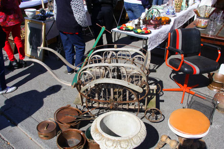 Bild: Antiquitätenmarkt in L´Isle sur la Sorgue