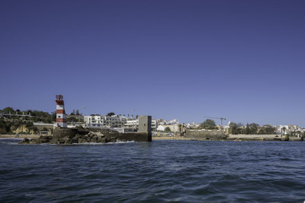 Bild: Bootstour zu der Felsenküste bei Lagos an der Algarve 