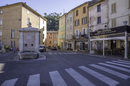 Bild: Zentraler Platz vor dem Château d´Entrecasteaux mit Park