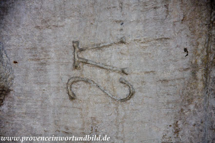 Bild: Steinmetzzeichen in der Krypta der Abbaye Montmajour 