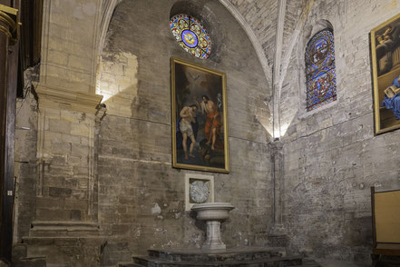  Bild: Taufstein und Buntglasfenster der Église Saint-Sauveur in Manosque