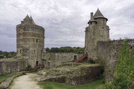 Bild: Blick auf  Tour Mélusine und Tour des Gobelins im Château de Fougères in Fougères