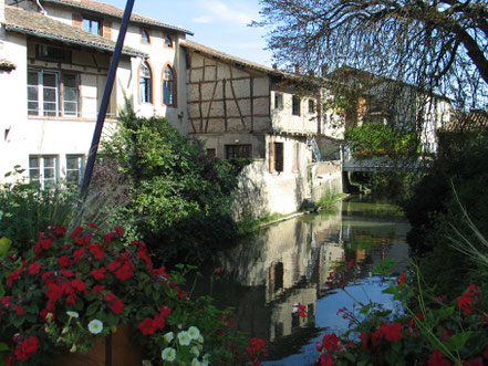 Bild: Häuser am Fluß Chalaronne in Châtillon-sur-Chalaronne in Frankreich