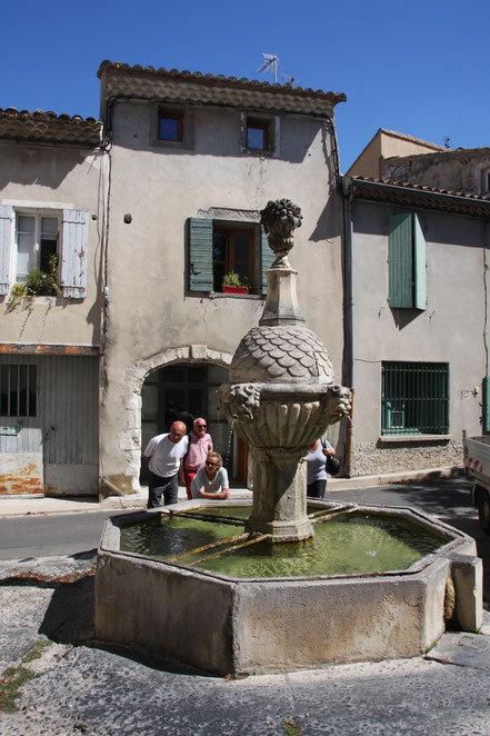 Bild: Brunnen in Pernes les Fontaines