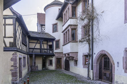 Bild: Cour de Strasbourg in Riquewihr im Elsass, Frankreich 