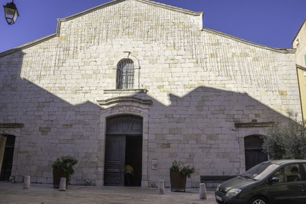 Bild: Fassade der Église Saint-Pierre in Cotignac