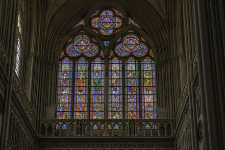 Bild: Buntglasfenster im Querschiff der Chathédrale Notre-Dame de Bayeux