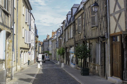 Bild: Straße mit Fachwerkhäusern in Bourges 