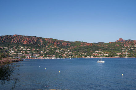 Bild: Agay mit den Bergen des Massifs de l´Estérel