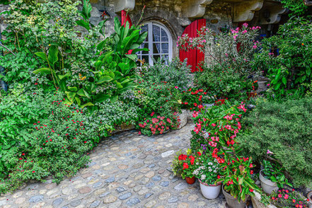 Bild: Blumengeschmücktes Haus in Aiguèze