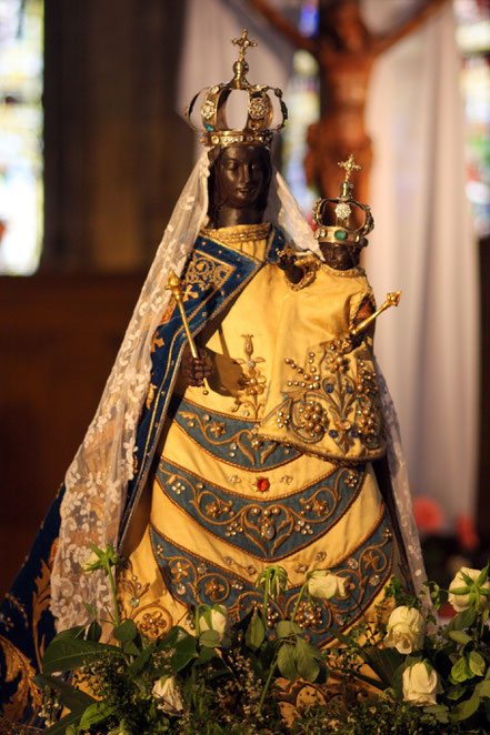 Bild: schwarze Madonna in der Kirche Notre Dame in Bourg-en-Bresse, Frankreich