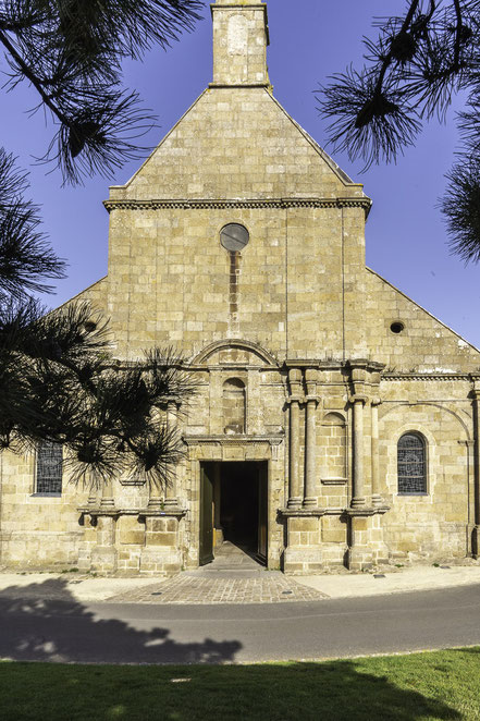 Bild: Fassade mit Portal der Église Notre-Dame du Cap Lihou in Granville 