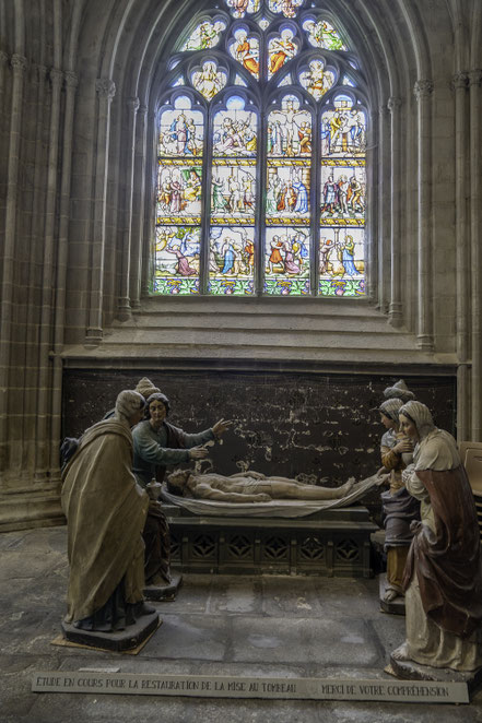 Bild:  Figuren der Grablegung in der Cathédrale Saint-Corentin in Quimper