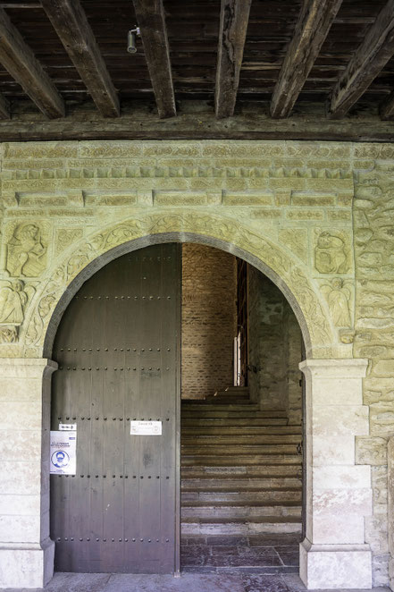 Bild: Eingangsportal zur Kirche in der Abbaye Saint-Michel-de-Cux