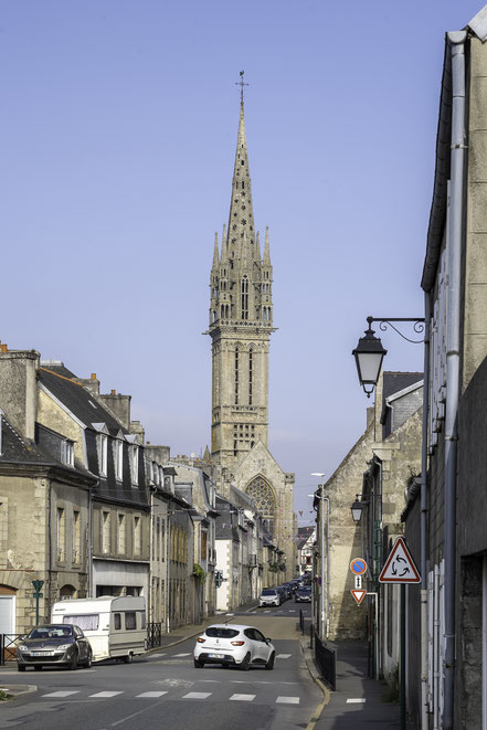 Bild: Blick auf den Turm der Kapelle Notre-Dame du Kreisker in Saint-Pol-de-Léon