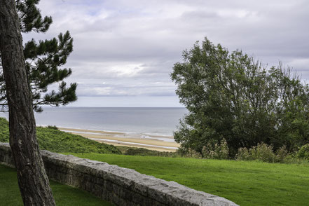 Bild: Blick auf die Omaha Beach vom Cimetière américain de Colleville-sur-Mer