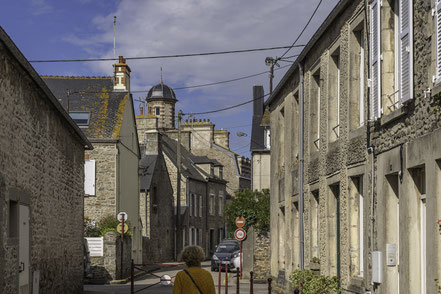 Bild: Straßenzug im alten Ort Saint-Vaast-la-Hougue