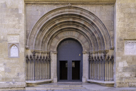 Bild: das südliche Seitenportal der Basilika Santa Maria in Vilafranca del Penedès