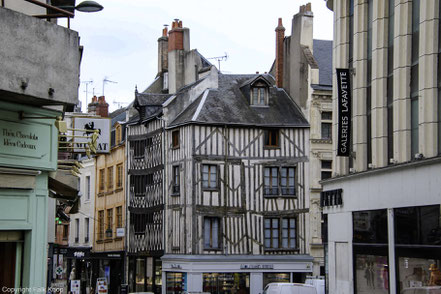 Bild: Fachwerkhäuser in der Rue Sainte-Catherine in der Altstadt  von Orléans