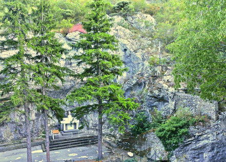 Bild: Grotte de Lourdes in Saint-Montan im Département Ardèche 