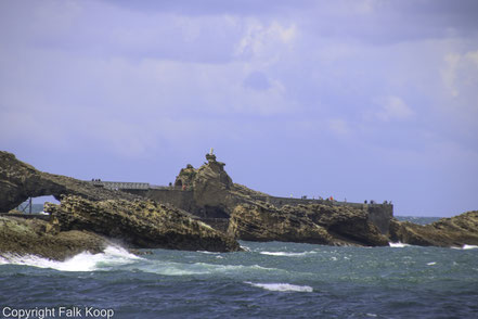 Bild: Blick auf Rocher de la Vierge in Biarritz