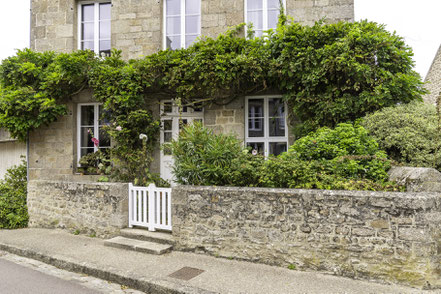 Bild: Ein schöner Blumenschmuck am Granithaus in Barfleur