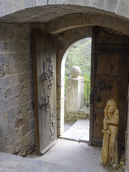 Bild: Eingang zur Burg in Castelnou 