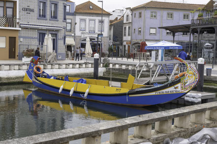 Bild: Vor dem Mercado de Peixe in Aveiro, eines der bunten Moliceiros