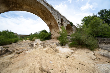 Bild: Bonnieux mit Pont Julien im Vaucluse in der Provence, Südfrankreich 