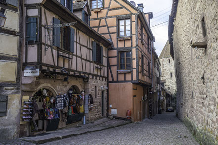 Bild: Häuser an der Stadtmauer in Riquewihr im Elsass, Frankreich