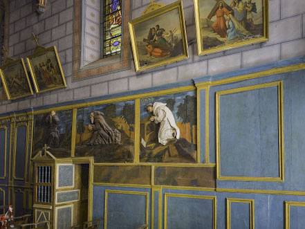 Bild: geschnitzte Holzreliefs aus dem 17. Jahrhundert in der Monastère Notre-Dame de Sarrance 