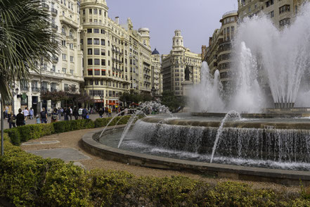 Bild: Am Plaça de l'Ajuntament mit Brunnen in Valencia