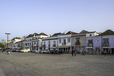 Bild: Häuserfront an der Markhalle in Tavira