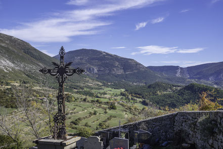 Bild: Friedhof neben der Église Saint-Nicolas in Bargème mit Weitblick