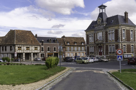 Bild: Rathaus von Écouis in der Normandie