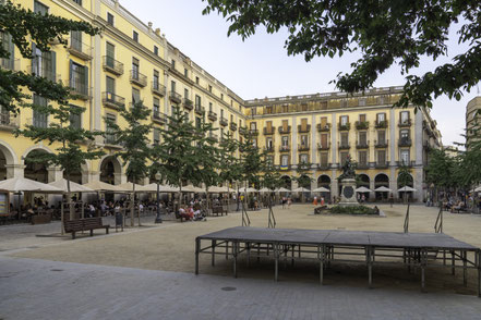 Bild: Plaça Indepèndecia de Girona in Girona, Spanien