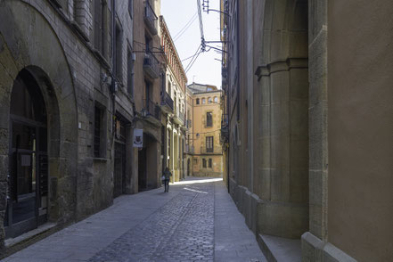 Bild: Durch schmale Gassen geht es dann zur Catedral de Sant Pere de Vic in Vic