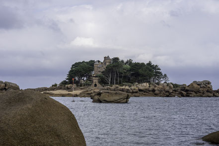 Schloss Costaérès gegenüber Ploumanac´h aber auf dem Gelände der Gemeine Trégastel 