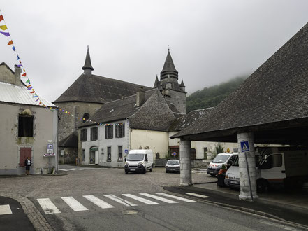 Bild: Campan mit Église Saint-Jean-Baptiste und Markthalle 