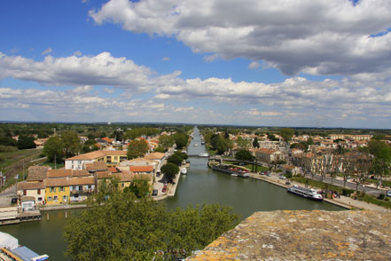 Bild: Der Canal du Rhône a Sète in Aigues-Mortes